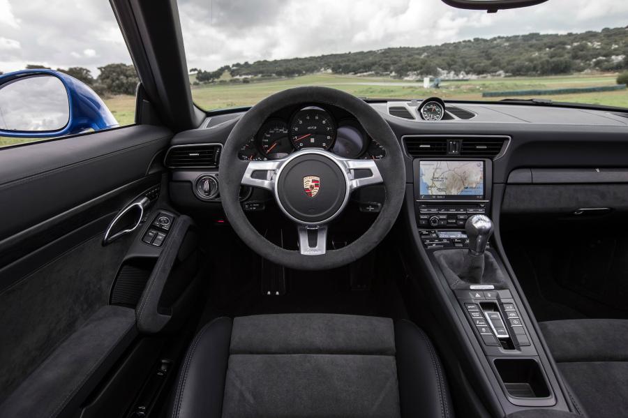  Porsche 911 Targa 4 GTS 2015 года  (фото 7 из 17)